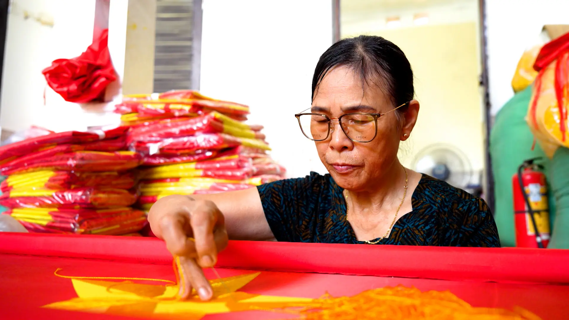 Làng may cờ Tổ quốc | Hà Nội đến để yêu | 16/08/2025